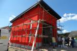 2015 07 16 Fassade FF Haus+ Stuehle streichen 1