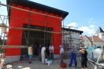 2015 07 16 Fassade FF Haus+ Stuehle streichen 3