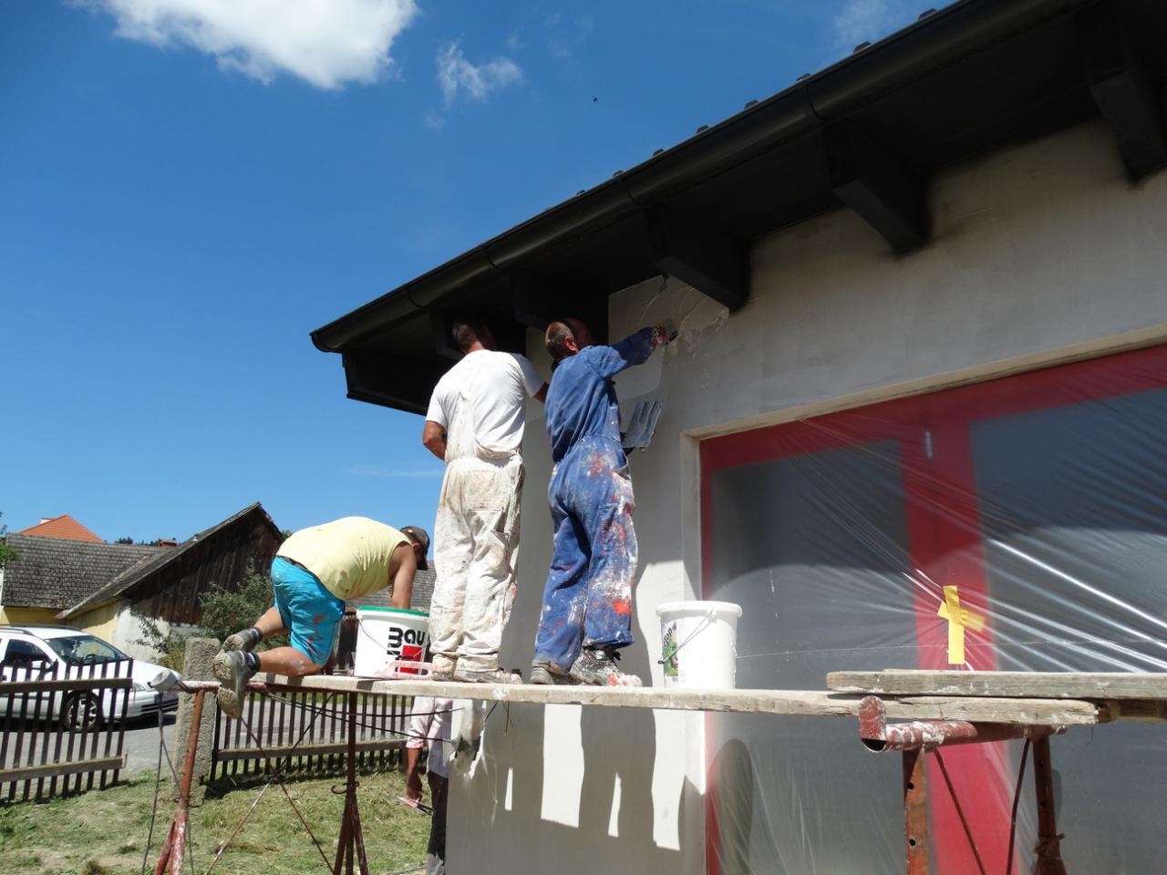 2015 07 16 Fassade FF Haus+ Stuehle streichen 12