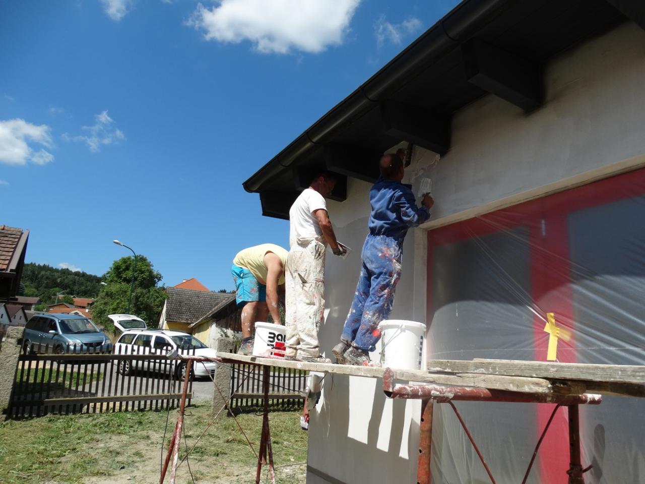 2015 07 16 Fassade FF Haus+ Stuehle streichen 13