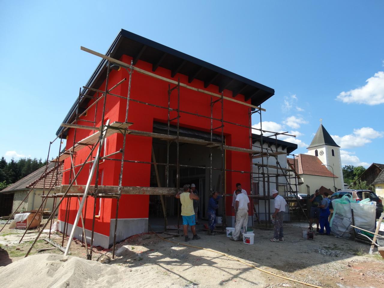 2015 07 16 Fassade FF Haus+ Stuehle streichen 2