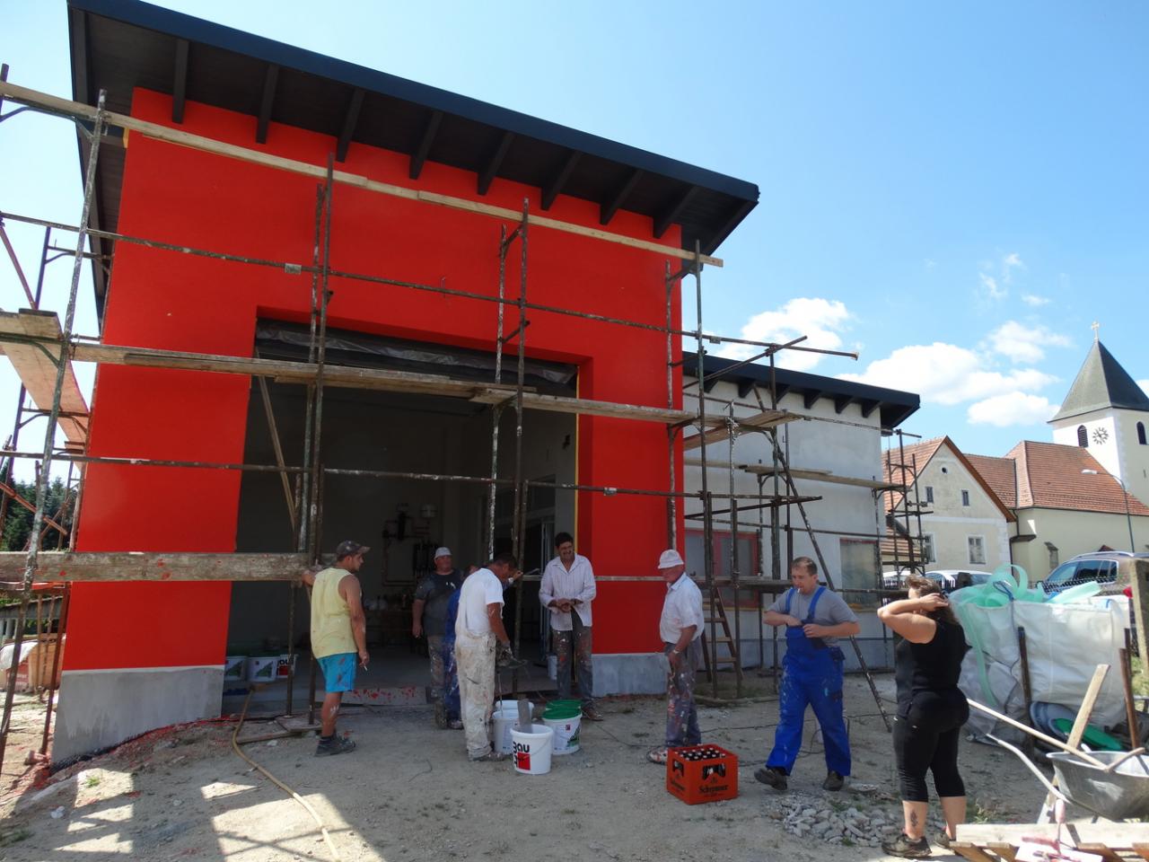 2015 07 16 Fassade FF Haus+ Stuehle streichen 3