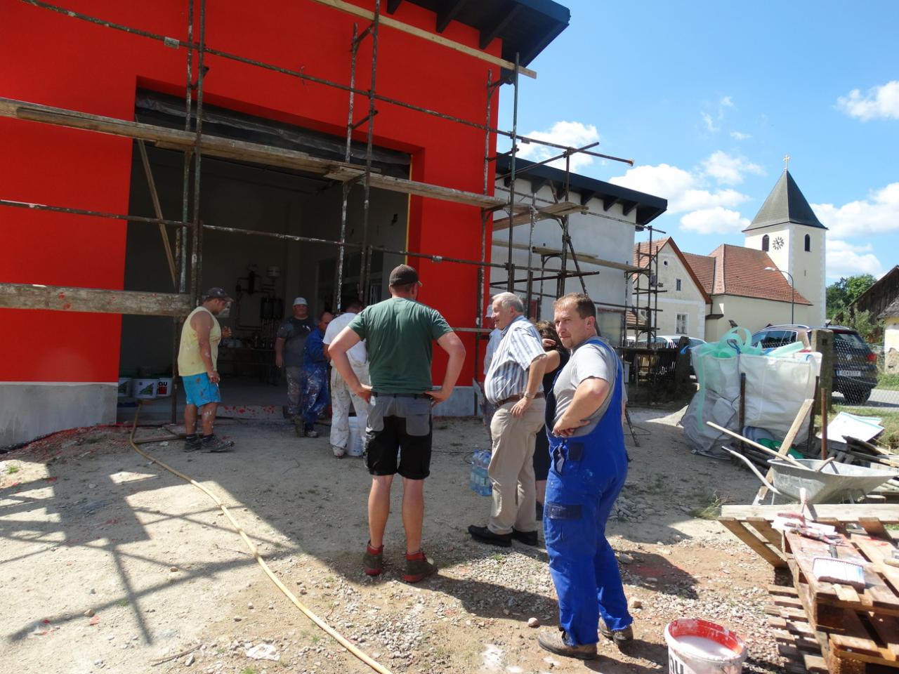 2015 07 16 Fassade FF Haus+ Stuehle streichen 4