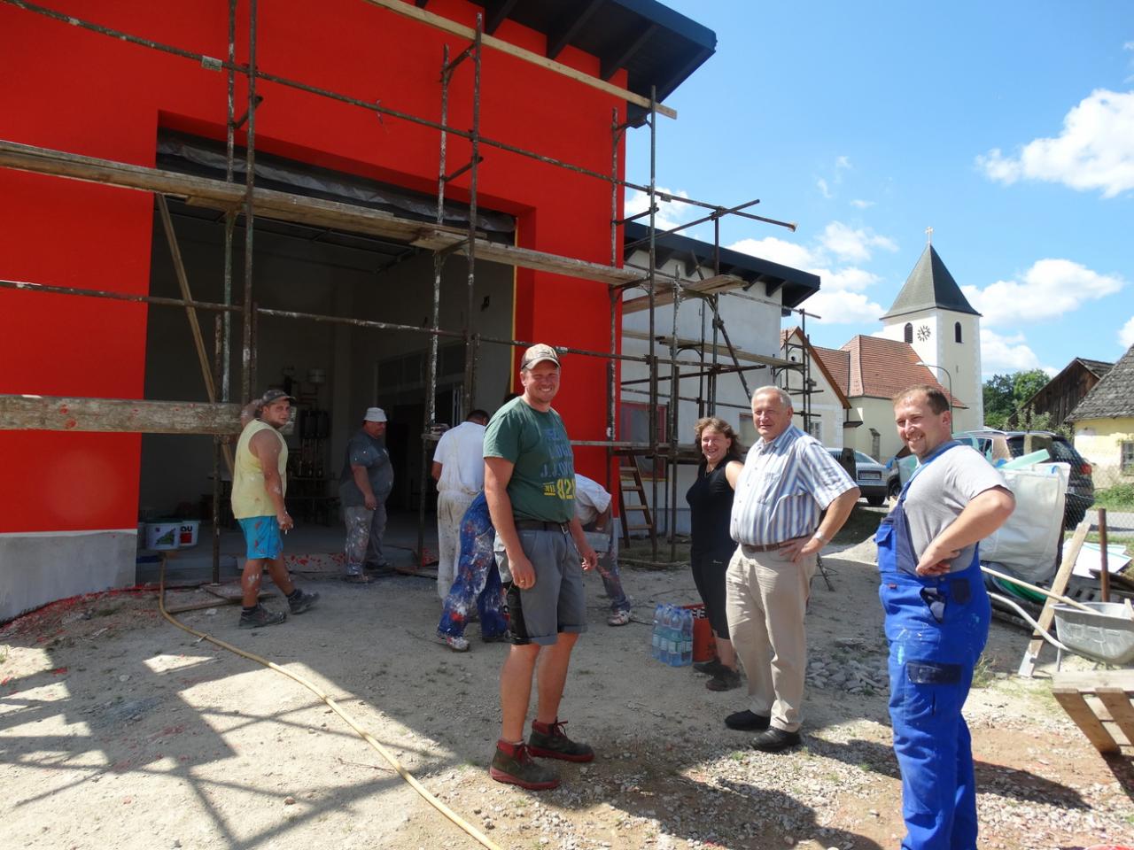 2015 07 16 Fassade FF Haus+ Stuehle streichen 5