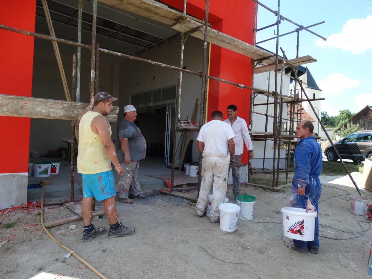 2015 07 16 Fassade FF Haus+ Stuehle streichen 6
